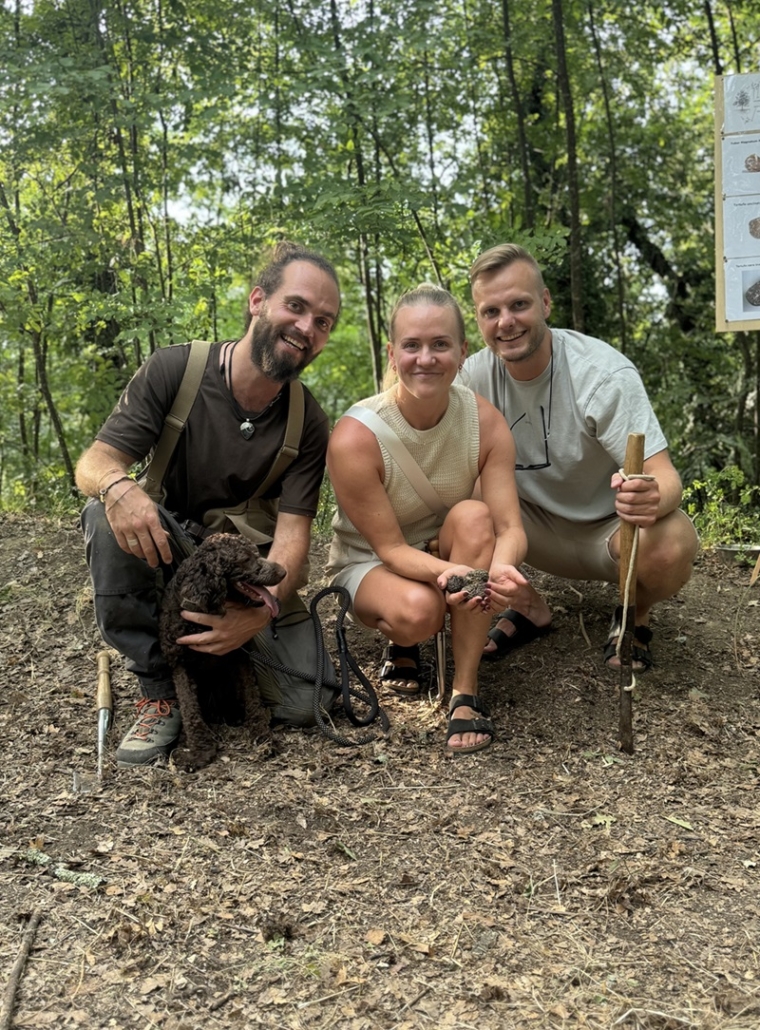 Truffle hunting, truffle cooking class with lunch and wine pairing in a Farm in the Siena countryside (25 min by car from Siena)
